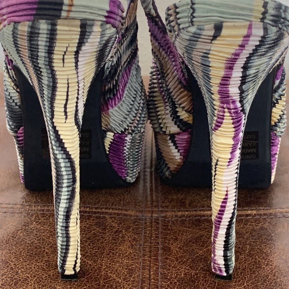 Two Lips Heels - Picture 5 of 7